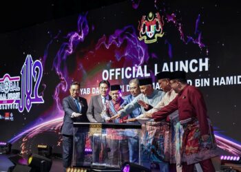 AHMAD Zahid Hamidi (lima dari kiri) bersama Menteri Pelaburan, Perdagangan dan Industri (MITI), Datuk Seri Johari Abdul Ghani pada majlis pembukaan Global Halal Summit 2026 di ibu negara, semalam. – BERNAMA