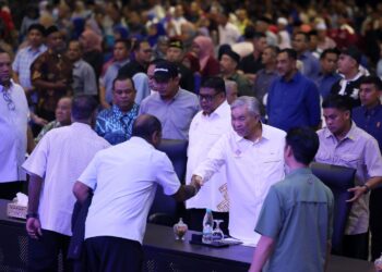 AHMAD Zahid Hamidi bersama Ketua Menteri Melaka, Datuk Seri Ab. Rauf Yusoh pada Musyawarah Nasional Membongkar Polemik Tanah Melayu di MITC, Ayer Keroh, Melaka semalam. – MINGGUAN/AMRAN MULUP