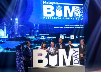 ALEXANDER Nanta Linggi bersama Hannah Yeoh melancarkan Hala Tuju BIM Putrajaya 2050 pada Majlis Perasmian Malaysia BIM Day 2026 'Putrajaya Digital Built' di Putrajaya. - UTUSAN/FAISOL MUSTAFA