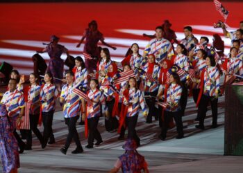 KONTINJEN Malaysia berarak masuk ke dalam stadium ketika Upacara Pembukaan Sukan Asia Aichi-Nagoya 2026 di Stadium Paloma Mizuho, semalam.-AFP