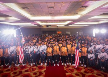 Menteri Belia dan Sukan, Dr. Mohamed Taufiq Johari (tengah) bergambar bersama kontinjen Malaysia ke Sukan Asia pada Majlis Penyerahan Jalur Gemilang Kontinjen Malaysia ke Sukan Asia Aichi-Nagoya 2026 di Majlis Sukan Negara (MSN) semalam. - UTUSAN/MUHAMAD IQBAL ROSLI 