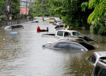 HUJAN lebat menyebabkan banjir berlaku di Bangkok. - AFP