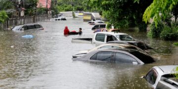 HUJAN lebat menyebabkan banjir berlaku di Bangkok. - AFP