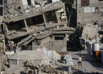 BEBERAPA bangunan musnah akibat serangan Israel di Gaza. - AFP