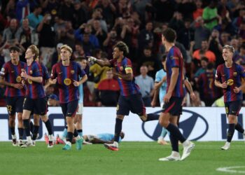 PEMAIN-Pemain Barcelona meraikan jaringan Lamine Yamal pada aksi Liga Juara-Juara Eropah menentang Feyenoord di Camp Nou, Barcelona.-AFP