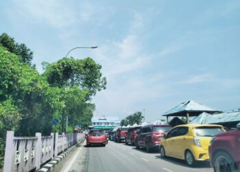 KENDERAAN milik rakyat Malaysia yang menunggu giliran untuk masuk ke Thailand melalui Kompleks Imigresen, Kastam, Kuarantin dan Keselamatan (ICQS) Rantau Panjang, Kelantan. – UTUSAN/ROHANA ISMAIL