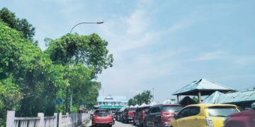 KENDERAAN milik rakyat Malaysia yang menunggu giliran untuk masuk ke Thailand melalui Kompleks Imigresen, Kastam, Kuarantin dan Keselamatan (ICQS) Rantau Panjang, Kelantan. – UTUSAN/ROHANA ISMAIL