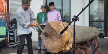 TAKIYUDDIN Hassan memukul beduk sebagai gimik perasmian Karnival Cakna Rakyat DUN Bunut Payong di Lembah Sireh, Kota Bharu, Kelantan. – MINGGUAN/MUSTAQIM MOHAMED