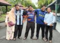 MUHAMMAD Hanuar Hussin (kanan) bersama tiga anak kembarnya yang berjaya ke menara gading pada majlis sumbangan dana pendidikan Yayasan Fawwaz 2026 di Arau, Perlis semalam. – MINGGUAN/MOHD. HAFIZ ABD. MUTALIB