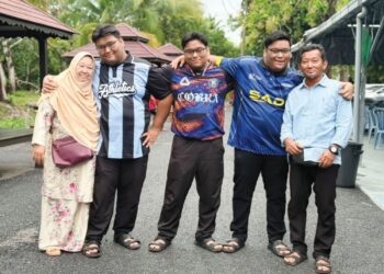 MUHAMMAD Hanuar Hussin (kanan) bersama tiga anak kembarnya yang berjaya ke menara gading pada majlis sumbangan dana pendidikan Yayasan Fawwaz 2026 di Arau, Perlis semalam. – MINGGUAN/MOHD. HAFIZ ABD. MUTALIB