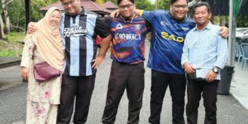 MUHAMMAD Hanuar Hussin (kanan) bersama tiga anak kembarnya yang berjaya ke menara gading pada majlis sumbangan dana pendidikan Yayasan Fawwaz 2026 di Arau, Perlis semalam. – MINGGUAN/MOHD. HAFIZ ABD. MUTALIB