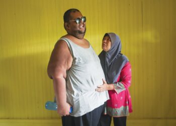 ZAWIAH Mat Rani setia di sisi Muhammad Irfan Izazuddin Razali yang menghidap autisme di Kampung Durian Guling, Marang, Terengganu. 
– UTUSAN/PUQTRA HAIRRY