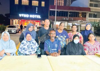 PANIR Selvam (tengah) bersama wakil penduduk PPR Taman Manggis di George Town, Pulau Pinang mahu kerajaan negeri menangguhkan tindakan pengusiran terhadap penghuni di situ bagi memberi ruang kepada mereka mencari penempatan baharu yang sesuai. – UTUSAN/SAFINA RAMLI