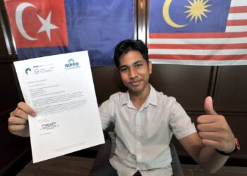 Muhammad Syahmi Sharudin menunjukkan surat tawaran kelayakan ke peringkat akhir dunia Pertandingan Bahasa Inggeris HIPPO – English Without Borders Antarabangsa 2026 yang akan berlangsung di Spoleto, Itali. – MINGGUAN/RAJA JAAFAR ALI