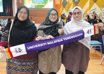 Dari kiri: Nur Fatihah Nazaruddin, Nur Insyirah dan Nur Aqilah antara penuntut baharu yang mendaftar di Universiti Malaysia Terengganu(UMT), Kuala Nerus , Terengganu.