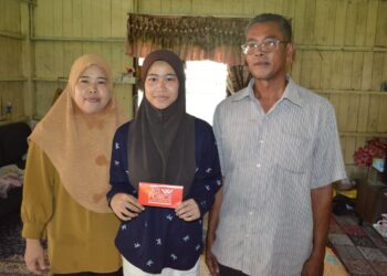 NABILAH Ruslan (tengah) bersama ibu dan bapa semasa menerima sumbangan dari pertubuhan bukan kerajaan (NGO) 3rd Force Pasir Mas di Kampung Pangkal Kala, Pasir Mas, Kelantan.