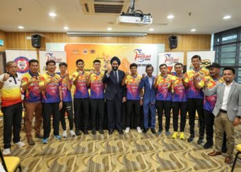 Presiden Persekutuan Berbasikal Malaysia (PKBM), Datuk Amarjit Singh Gill bersama pegawai pasukan dan atlet yang akan memikul cabaran dalam perlumbaan Le Tour de Langkawi (LTdL 2026) dalam majlis memperkenalkan skuad basikal kebangsaan di Majlis Sukan Negara (MSN), Bukit Jalil, semalam. – UTUSAN/AMIR KHALID