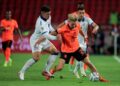 Pemain tengah Belanda, Kenneth Taylor (kanan) dan penyerang Serbia, Luka Jovic bersaing mendapatkan bola dalam aksi Liga Negara-Negara Eropah di Belgrade, semalam. - AFP