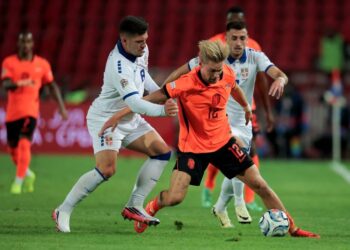 Pemain tengah Belanda, Kenneth Taylor (kanan) dan penyerang Serbia, Luka Jovic bersaing mendapatkan bola dalam aksi Liga Negara-Negara Eropah di Belgrade, semalam. - AFP