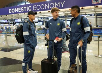 Bergson Da Silva (kanan) bersama Brad Tapp (tengah) sebelum berlepas ke Jakarta dari KLIA, Sepang untuk kempen Piala ASEAN FIFA 2026. - UTUSAN/FAISOL MUSTAFA