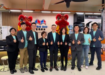ANG Kwee Peng (tengah) semasa Majlis Pelancaran Senova Bath & Kitchen di Johor Bahru.