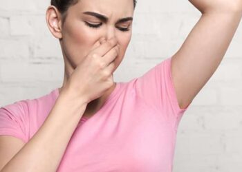 Bau kurang menyenangkan berlaku apabila peluh bercampur dengan bakteria pada permukaan kulit, terutama di bahagian ketiak dan kawasan badan yang mudah berpeluh.