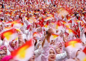 REAKSI barisan perwakilan UMNO ketika menyanyikan lagu UMNO pada Majlis Perasmian Perhimpunan Agung Wanita, Pergerakan Pemuda dan Pergerakan Puteri UMNO 2026 sempena Perhimpunan Agung UMNO 2026 di Pusat Perdagangan Dunia Kuala Lumpur (WTCKL) di sini, hari ini. Gambar ISKANDAR ISHAK