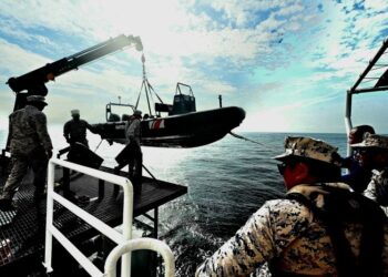 KEDAULATAN perairan negara perlu dipertahankan melalui gabungan diplomasi yang bijaksana, pematuhan undang-undang antarabangsa dan kekuatan pertahanan maritim.