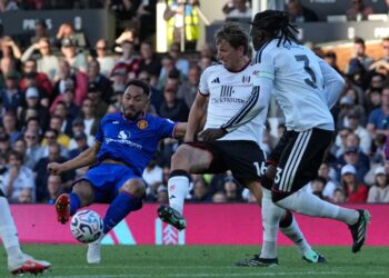 Penyerang Manchester United, Matheus Cunha (kiri) cuba merembat bola ke gawang Fulham sebelum dihadang pertahanan lawan dalam aksi Liga Perdana Inggeris di Craven Cottage, semalam. - AFP