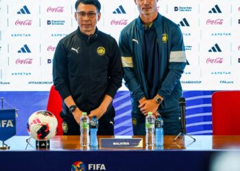 JURULATIH interim skuad kebangsaan Tan Cheng Hoe (kiri) bersama Dion Cool pada sesi sidang media di Stadium Utama Gelora Bung Karno, Jakarta, Indonesia, semalam. - IHSAN MALAYSIA NT