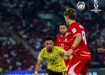 Pemain sayap Harimau Malaya, Faisal Halim cuba melepasi halangan pertahanan Indonesia dalam saingan Piala ASEAN FIFA 2026 di Gelora Bung Karno, Jakarta, kelmarin. - IHSAN FAM/FIFA