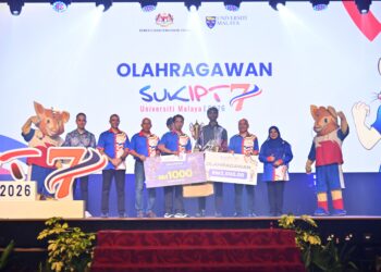 PELARI jarak jauh HELP University, Darren James Nair Rodney James (tiga dari kanan) meraih gelaran Olahragawan SUKIPT 2026, di sini hari ini.