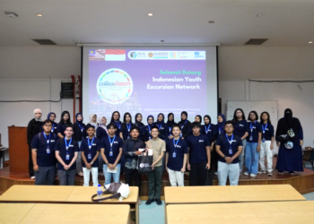 PENULIS bersama peserta daripada kumpulan Indonesian Youth Excursion Network (IYEN) di Universiti Islam Antarabangsa Malaysia (UIAM), baru-baru ini.
