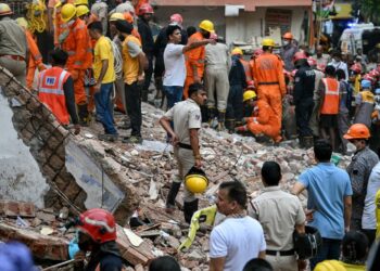 SEBUAH bangunan didiami 50 orang runtuh di Satya Niketan. - AFP