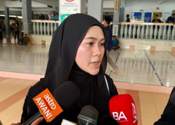 DR. Afifah Hidayah Ahmad Tawfek atau Dr. Fie ditemui pemberita ketika menghadiri solat jenazah Allahyarham Kapten Zainol Afiq Bee Sham di Masjid Bandar Baru Senawang, Seremban, hari ini. - UTUSAN/NOR SHAFIQAH MOHD GHAZALI