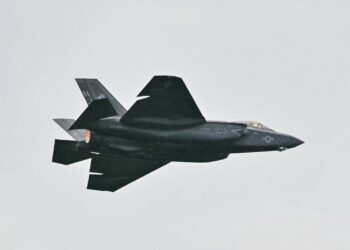 GAMBAR fail sebuah jet F-35. - AFP