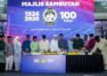 Presiden Kehormat Persatuan Bola Sepak Malaysia (FAM), Tan Sri Hamidin Mohd. Amin (tujuh dari kiri) bersama Ab. Ghani Hassan (enam dari kanan) memotong kek sempena sambutan 100 Tahun FAM di Wisma FAM, Kelana Jaya, kelmarin. - UTUSAN/MUHAMAD IQBAL ROSLI