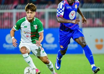 NAZMI Faiz Mansor (kiri) mengawal kemas bola daripada dirampas pemain Kelantan City pada aksi pusingan kedua Piala FA di Stadium Sultan Muhammad IV, Kota Bharu, Kelantan sebentar tadi-IHSAN MFL