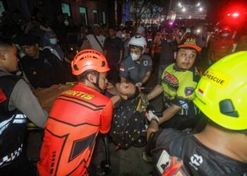 PASUKAN penyelamat memindakan mangsa Feri Virgo 8. - AFP