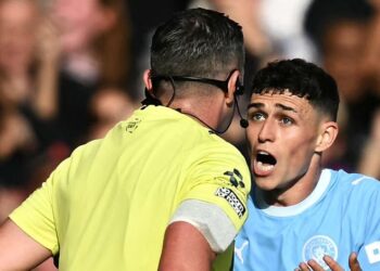 TONGGAK tengah Manchester City, Phil Foden (kanan) merayu kepada pengadil perlawanan, Michael Oliver selepas dia menerima kad merah atas kesalahan mengasari pemain Manchester United, Bruno Fernandes dalam aksi Liga Perdana Inggeris, kelmarin. - AFP