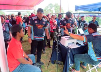 Orang Asli di Pos Belatim, Gua Musang, Kelantan berkunjung ke kaunter JPN untuk menukar MyKad generasi baharu.