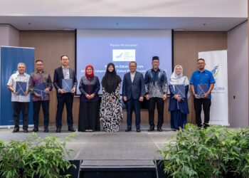 TIMBALAN Menteri Di Jabatan Perdana Menteri (Hal Ehwal Agama), Marhamah Rosli (lima dari kiri) selepas merasmikan Majlis Program Zakat Wakalah Alliance Islamic Zakat Microfinancing (AZAM)