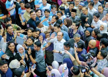 ANWAR Ibrahim bersama alumni ketika menghadiri program
himpunan mesra Alumni UiTM bersama Perdana Menteri di UiTM
Shah Alam, Selangor, semalam. – MINGGUAN/FARIZ RUSADIO