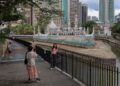 PELANCONG teruja melihat pemandangan di sekitar River of Life di Kuala Lumpur. - GAMBAR HIASAN
