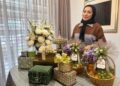 LIDYA Yacob bersama hamper keluaran Magnalux.
