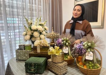 LIDYA Yacob bersama hamper keluaran Magnalux.
