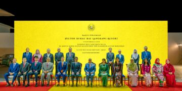SULTAN Kedah, Sultan Sallehuddin Sultan Badlishah (tengah) berkenan berangkat dan merasmikan Hilton Burau Bay Langkawi Resort di Dewan Utama Orkid, Langkawi.