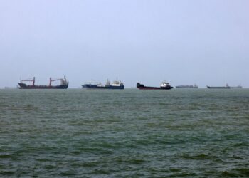 GAMBAR fail beberapa kapal melalui Selat Hormuz. - AFP