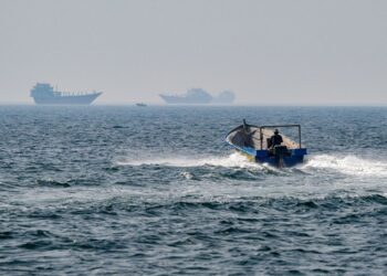 LEBIH satu bilion tong minyak mentah didakwa dibawa kapal-kapal dagang melalui Selat Hormuz. - AFP