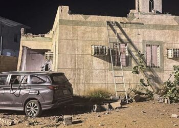 SEBUAH masjid rosak terkena projektil Houtihi di sempadan selatan Arab Saudi. - AFP
